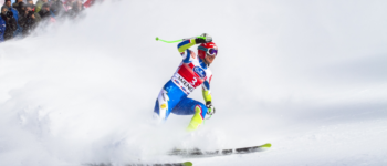 photo d'un skieur en compétition en train d'effectuer un virage