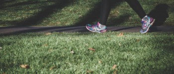 Personne qui fait un jogging dans un parc