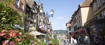 Photo de La Grand'Rue à Saverne avec ses maisons à colombages, ses pavés et ses fleurs sous un beau soleil