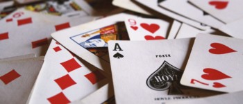 cartes de poker dispersées sur une table