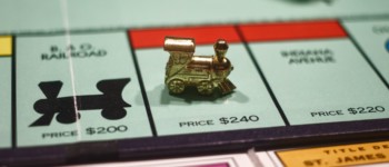 Photographie du Monopoly, avec un pion posé sur une case