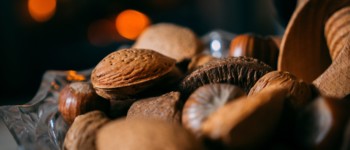 photo d'une coupe de noisettes et amandes dans une ambiance calfeutrée