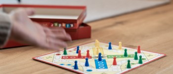 Plateau de jeu de petits cheveaux avec des pions disposés sur le plateau