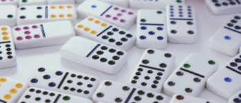 photo d'un jeu de dominos étalés sur une table