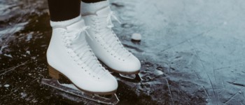 Photo de patins à glace sur une piste de glace